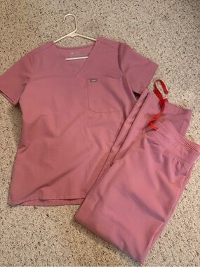 FIGS Dusty Pink Scrub Set